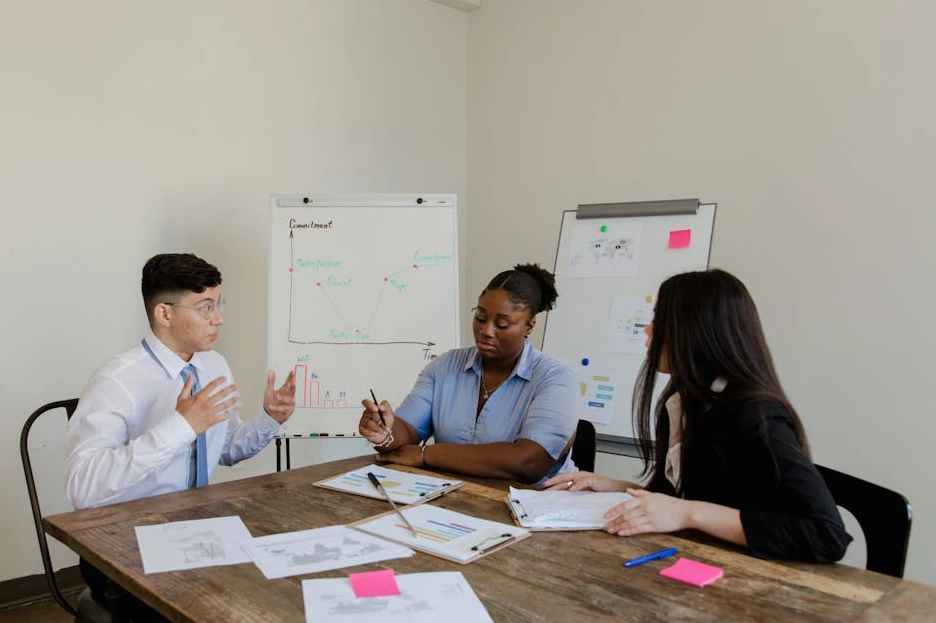 Osoba planująca strategię na tablicy